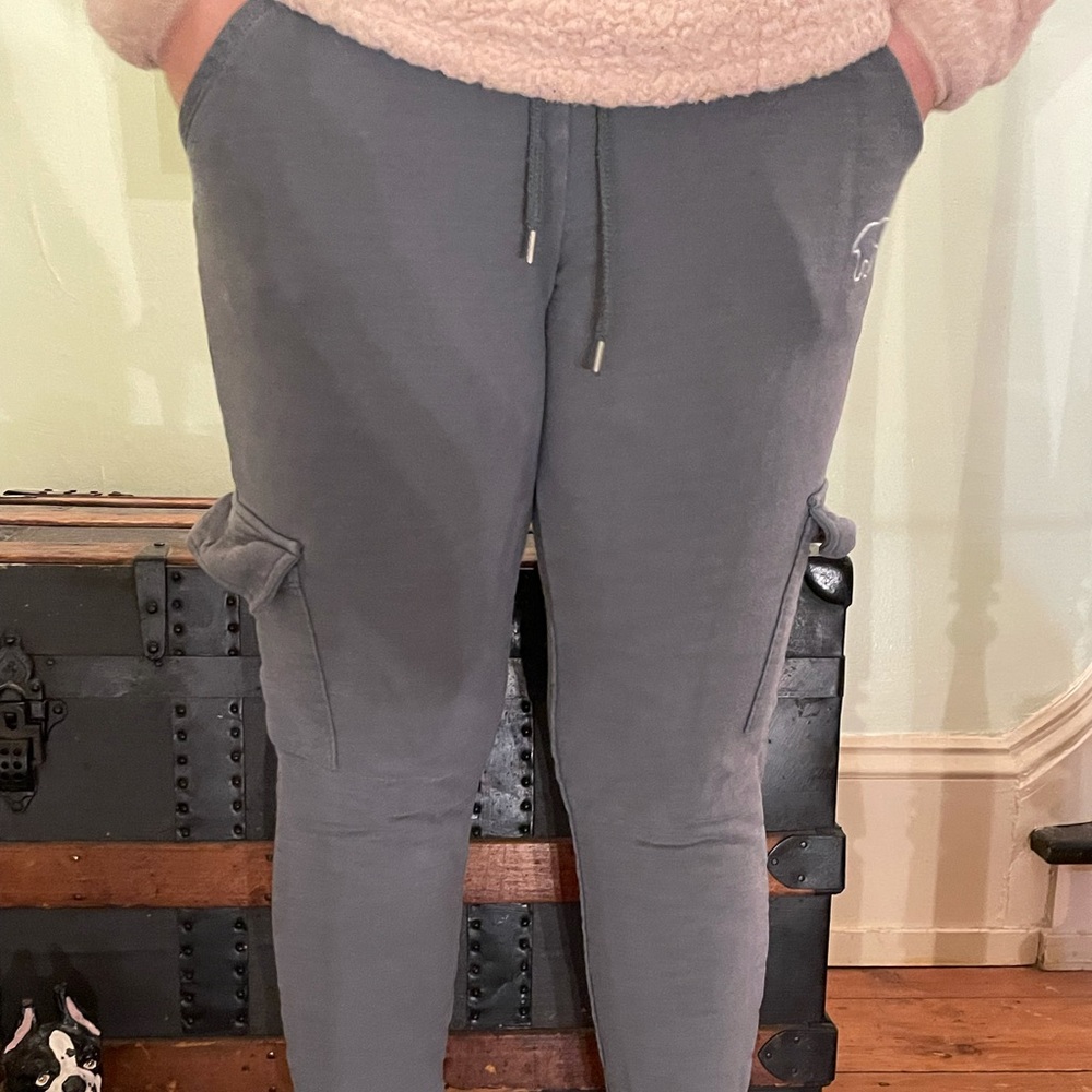 Ivory Ella grayish green sweatpants